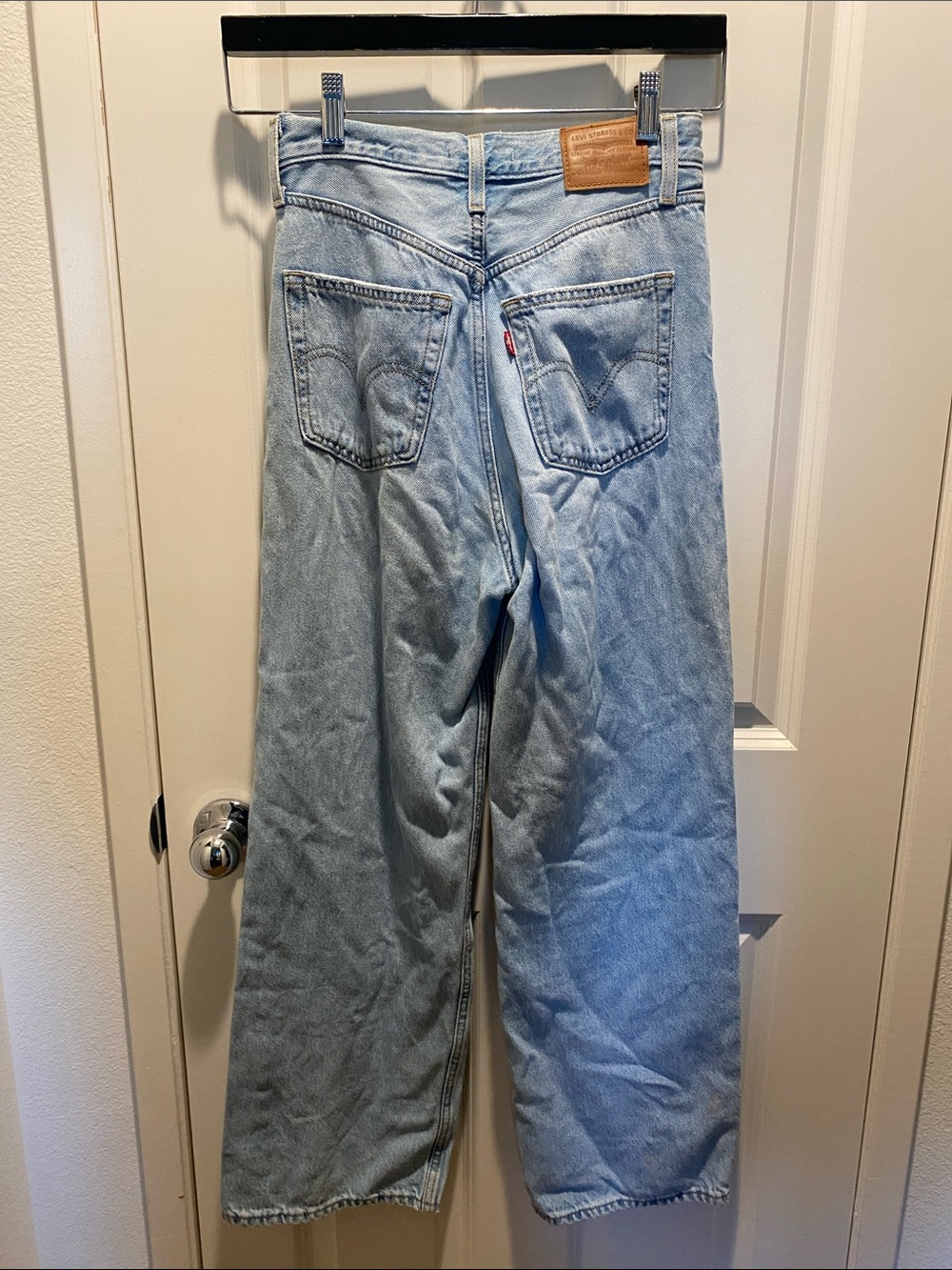 EUC Levi’s Premium High Loose Jeans - Picture 3 of 7